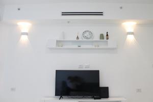 TV a/nebo společenská místnost v ubytování Beach Suite Israel- Best View, Gym, Massage Chair, Low Fee For Off-Site Indoor Pool Spa ביץ סוייט ישראל- נוף ים מאלף, כיסא מסאז, חדר כושר, אפשרות לבריכה מקורה, וספא בתשלום ממש מוזל + 25 fotografií