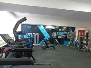 Fitness centrum a/nebo fitness zařízení v ubytování Beach Suite Israel- Best View, Gym, Massage Chair, Low Fee For Off-Site Indoor Pool Spa ביץ סוייט ישראל- נוף ים מאלף, כיסא מסאז, חדר כושר, אפשרות לבריכה מקורה, וספא בתשלום ממש מוזל