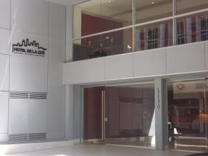 an external view of a large building with the entrance at Hotel de la Cité in Rosario