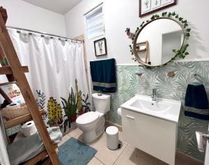 A bathroom at Villa 5 Min From San Juan Airport and Isla Verde Beach Best Location & Pool & Jacuzzi & YOUTUBE VIDEO Available