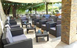 een groep stoelen en tafels op een patio bij Logis Hotel Restaurant Mas de la Prairie in Le Vigan