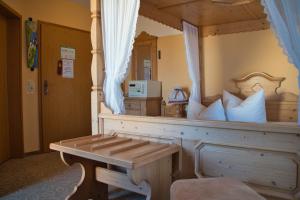 Postel nebo postele na pokoji v ubytování Hotel Quellenhof
