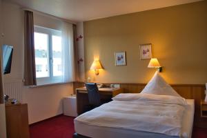 Postel nebo postele na pokoji v ubytování Hotel Quellenhof