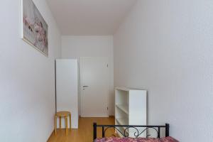 a bedroom with a bed and a closet at 3 Zimmer FeWo Karli in Leipzig