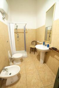 een badkamer met een toilet, een wastafel en een douche bij Casa di Betty in Càbras
