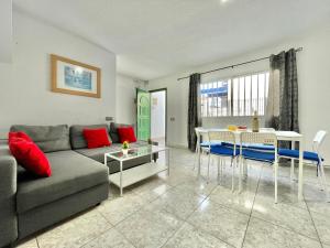 ein Wohnzimmer mit Sofa und Tisch in der Unterkunft Relax Beach House in Puerto de Santiago + 53 Fotos