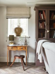 una camera con un tavolo in legno e un letto di Plum Henley a Henley