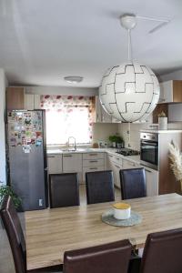 een keuken met een tafel met stoelen en een koelkast bij Apartman Marija in Korčula