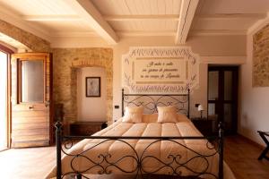ein Schlafzimmer mit einem großen Bett in einem Zimmer in der Unterkunft La Tenuta dei Fiori in Ferentillo