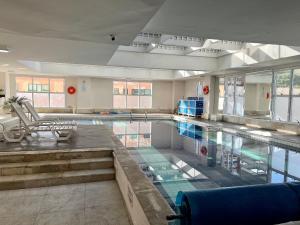 ein großer Pool in einem großen Gebäude in der Unterkunft Quarto Comfort coração de Alphaville Piscina e Academia in Barueri