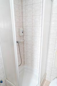 ヘーヴィーズにあるMajerik Hotelのバスルーム(シャワー、トイレ、洗面台付)
