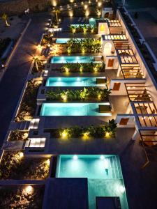 une vue de tête sur un bâtiment la nuit avec des lumières dans l'établissement Numa Santorini, à Fira