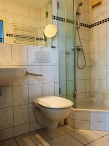 y baño con aseo, ducha y lavamanos. en AH1-004-Seeblick, en Scharbeutz