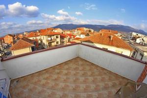 uma vista para uma cidade a partir do telhado de um edifício em Golden Age Hostel em Ohrid