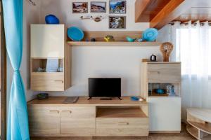 Habitación con escritorio y TV. en Villino Turchese, en Cabras