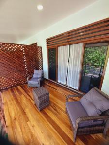 - un salon avec un canapé et une chaise dans l'établissement Bungalows Punta Uva Inn, à Punta Uva