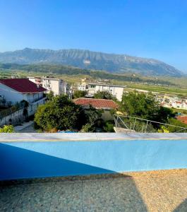 desde el balcón de una casa con una montaña en Blue Guesthouse en Gjirokastër