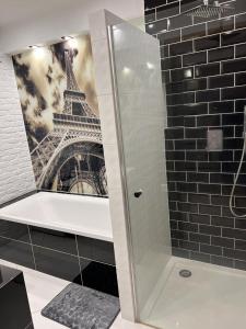 prysznic ze zdjęciem wieży Eiffel w obiekcie Apartament przy Twierdzy w Kłodzku