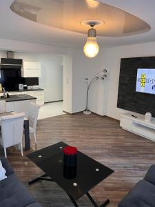 TV a/nebo společenská místnost v ubytování Apartament przy Twierdzy