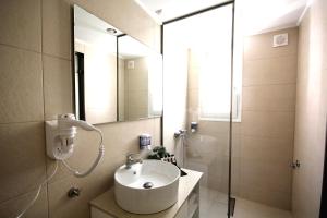 Koupelna v ubytování Mirabello Hotel