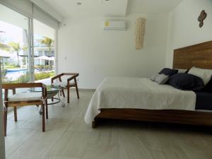 - une chambre avec un lit, une table et une fenêtre dans l'établissement Acapulco Diamante Varadero D001, à Acapulco