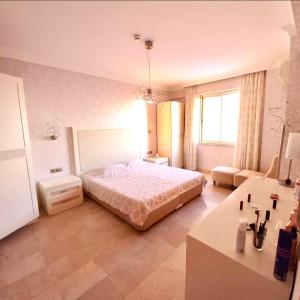 מיטה או מיטות בחדר ב-Gold city Alanya - 5 star two bedroom hotel apartment with full Sea view