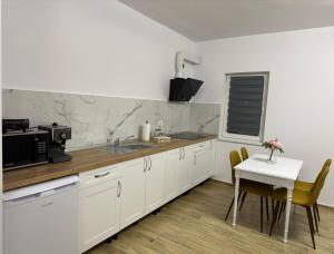 Η κουζίνα ή μικρή κουζίνα στο Apartamente CasaBella