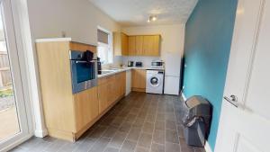 Dapur atau dapur kecil di Stratford House Hartlepool Horizon Stays