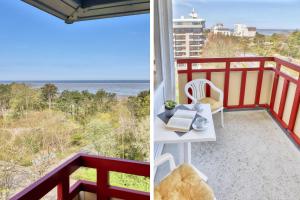 a balcony with a table and chairs and the ocean at Terrassenhaus, FeWo 86 in Duhnen