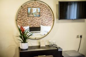 een badkamer met een spiegel aan de muur bij Hotel Padelidaki in Tríkala