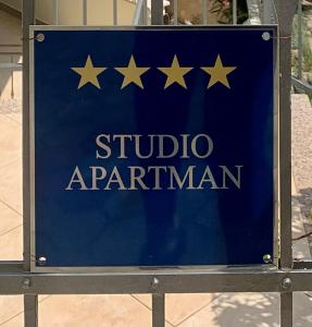 ein blaues Schild mit Sternen darauf, das Studioarmaarma liest in der Unterkunft Casa Panorama Lovran - Sea View Apartment NEW! in Lovran