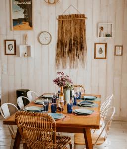 une salle à manger avec une table en bois et des chaises dans l'établissement Villa Cocotte classée 4 étoiles à 150 m de la plage 4 chambres, à Biscarrosse