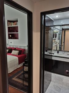 - une chambre avec un lit et un miroir dans l'établissement CASA ODELLO suite and the sea, à Bordighera