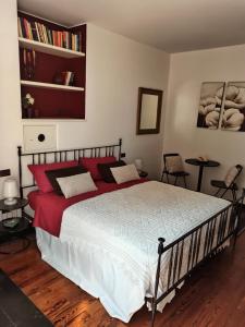 - une chambre avec un grand lit et des oreillers rouges dans l'établissement CASA ODELLO suite and the sea, à Bordighera
