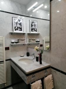 ein Bad mit einem Waschbecken und einem Spiegel in der Unterkunft CASA ODELLO suite and the sea in Bordighera