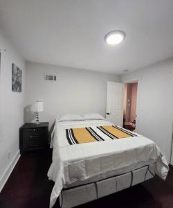 Postel nebo postele na pokoji v ubytování Entire Modern 1 Fam house/ 7 min walk to NYC Train