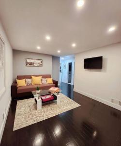 TV a/nebo společenská místnost v ubytování Entire Modern 1 Fam house/ 7 min walk to NYC Train