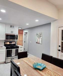 Kuchyň nebo kuchyňský kout v ubytování Entire Modern 1 Fam house/ 7 min walk to NYC Train