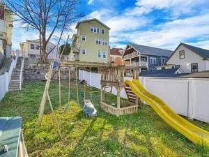 Herní místnost nebo prostor pro děti v ubytování Entire Modern 1 Fam house/ 7 min walk to NYC Train