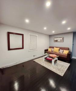 Posezení v ubytování Entire Modern 1 Fam house/ 7 min walk to NYC Train
