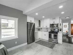 Kuchyň nebo kuchyňský kout v ubytování Entire Modern 1 Fam house/ 7 min walk to NYC Train