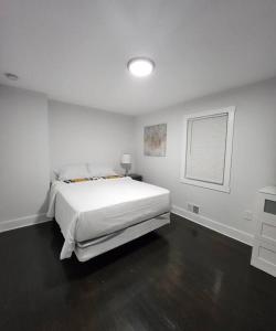 Postel nebo postele na pokoji v ubytování Entire Modern 1 Fam house/ 7 min walk to NYC Train