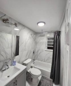 Koupelna v ubytování Entire Modern 1 Fam house/ 7 min walk to NYC Train