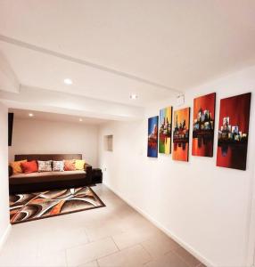 Posezení v ubytování Entire Modern 1 Fam house/ 7 min walk to NYC Train