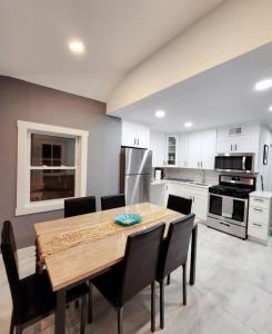 Kuchyň nebo kuchyňský kout v ubytování Entire Modern 1 Fam house/ 7 min walk to NYC Train