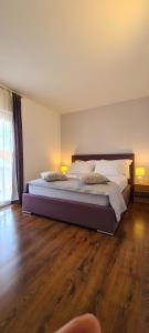 Postel nebo postele na pokoji v ubytování Apartments Mery + 37 fotografií
