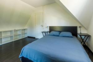 een slaapkamer met een groot bed met blauwe lakens bij Village house 3 bedrooms large terrace - Dodo et Tartine in Villedieu-les-Poëles