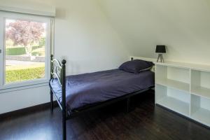 een bed in een kamer met een raam en een bed sidx sidx sidx bij Village house 3 bedrooms large terrace - Dodo et Tartine in Villedieu-les-Poëles