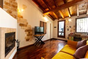 - un salon avec un canapé et une télévision dans l'établissement La Terrazza Apartment - Smart Holiday, à Mantoue