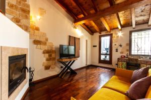 Televisyen dan/atau pusat hiburan di La Terrazza Apartment - Smart Holiday
